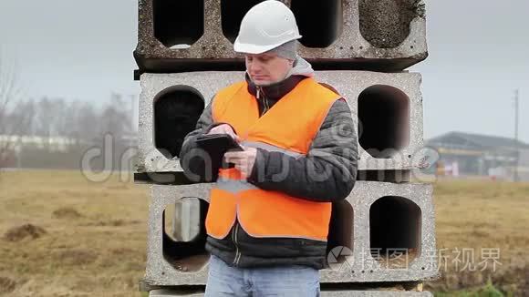 土木工程师与平板电脑建筑面板视频