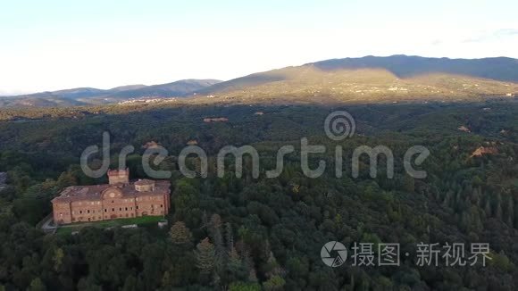 空中射击，华丽的意大利Sammezzano城堡，中世纪建筑用无人机拍摄，4K