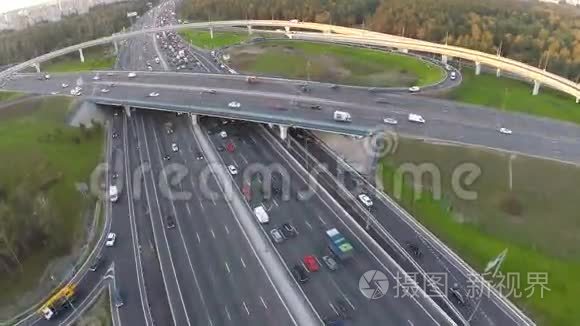 多层立交桥的空中交通镜头视频