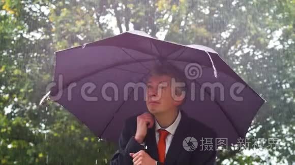 白人商人躲在雨中的伞下
