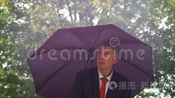 白人商人躲在雨中的伞下