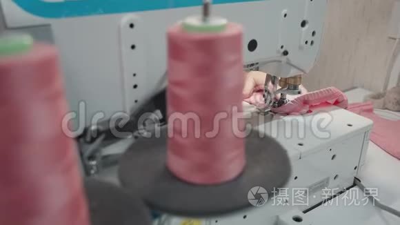 工作场所机器裁剪缝纫衣物视频视频