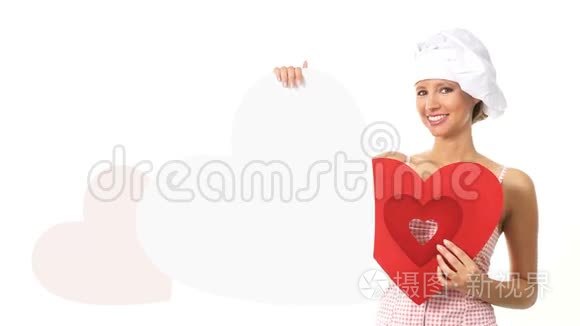 厨师女士显示心形标志视频