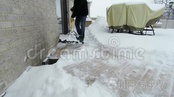 冬天暴风雨过后，人们用铲子铲雪