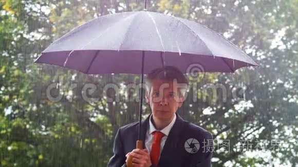 白人商人躲在雨中的伞下