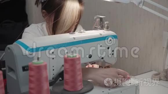 在工厂的机器上缝制衣服视频