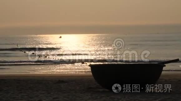 海浪在沙滩上冲浪的场景视频