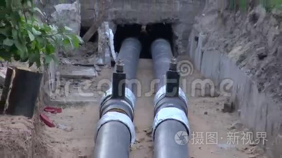 两条黑色的水管在沟渠里视频