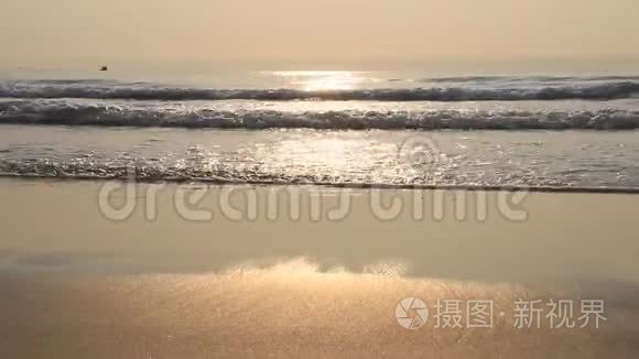 海浪在沙滩上冲浪的场景视频