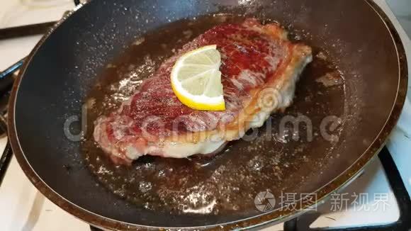 煎锅里的牛肉牛排视频