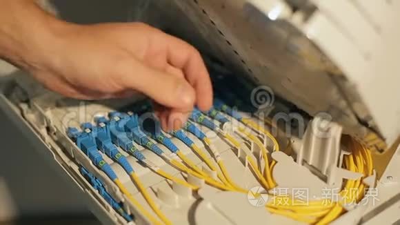 服务器机房的网络工程师视频