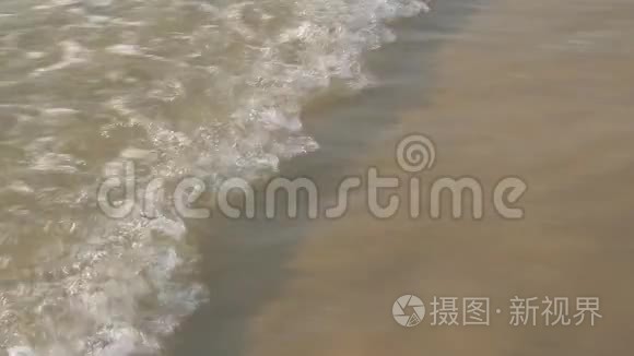 海浪在沙滩上冲浪的场景视频