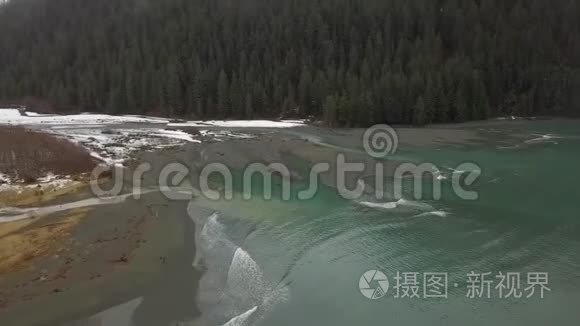 想在阿拉斯加的海浪中冲浪视频