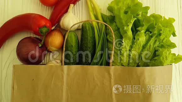 木质纸袋中的有机蔬菜视频