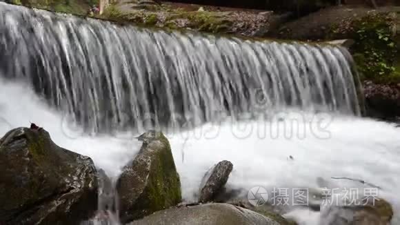 一串串纯净的山河在石头间