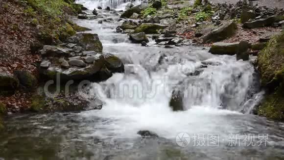 一串串纯净的山河在石头间