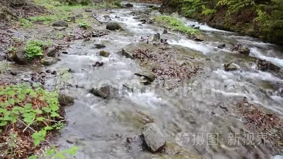 一串串纯净的山河在石头间