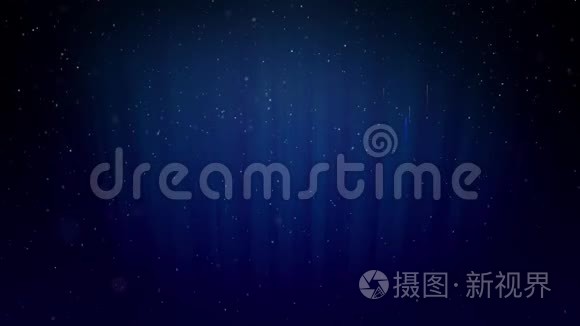 美丽的多色烟花与激光表演在冬季夜空在除夕。 丰富的烟火作为节日