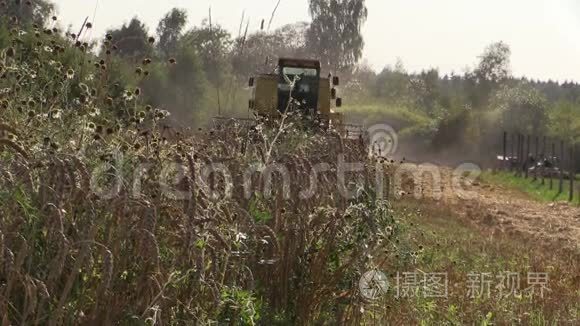 农业农场收割机在村里收割谷物视频