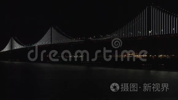 加州旧金山海湾大桥的夜间灯光