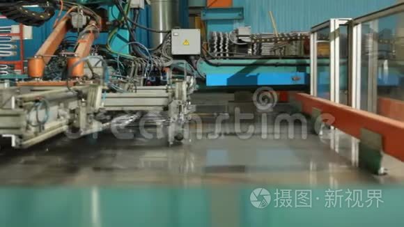 工厂车间现代自动机器操作视频