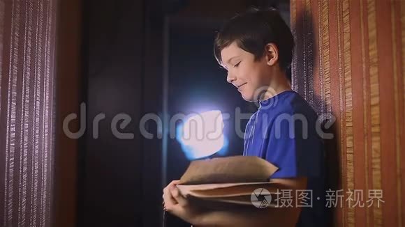 青少年阅读教育书籍墙在室内视频