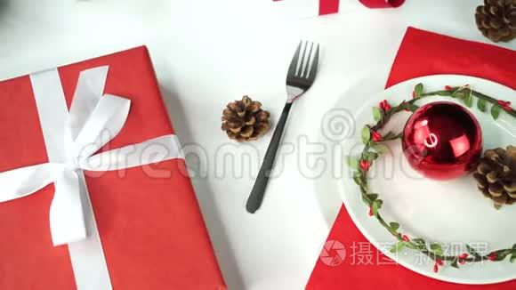 圣诞餐桌上空盘子和礼物视频