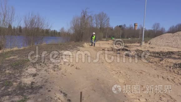 女工程师检查道路的修建情况视频