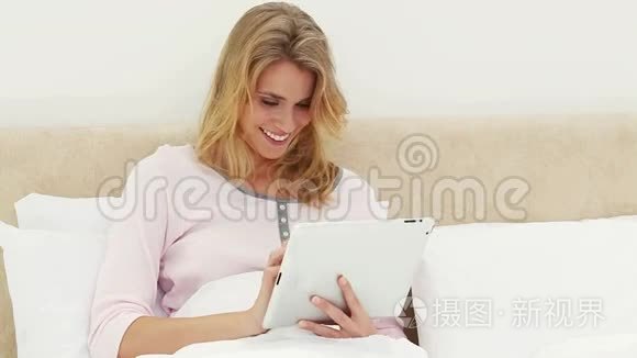 微笑的金发女人用电子书