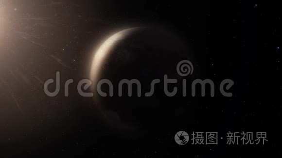 美丽的星球在夜空的背景上旋转。 在深空有星云的行星。 地球自转深度