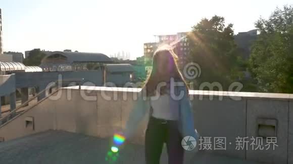 美丽的女孩，长发在城市里跳舞，夕阳的背景