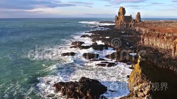 冰岛黑色岩石的波浪破碎视频