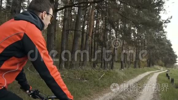 在森林里骑自行车