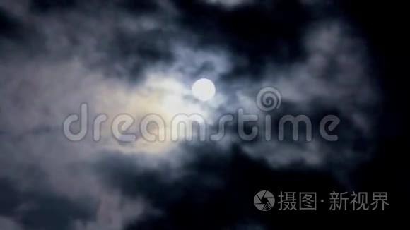 神奇的满月和夜空中的白云