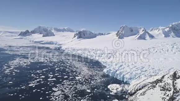 空中飞行飞越雪，冰洲洲洲海岸线..