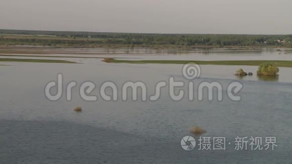 春江洪水和黄天空中景色