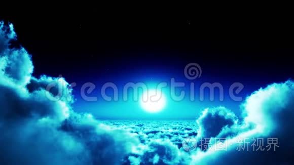 夜间飞行在云团，月亮和天空，高空外层空间。