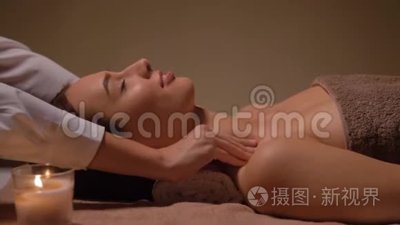 有面部和头部按摩的女人视频