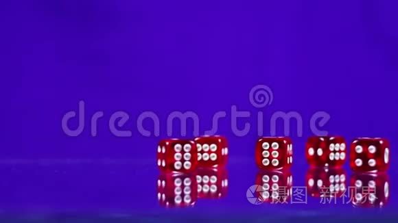 在玻璃桌上玩红色赌场骰子立方体。