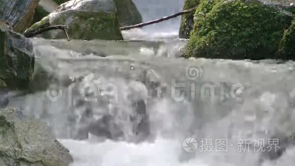 自然界中流动的水视频