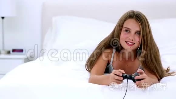 小女孩在玩电子游戏