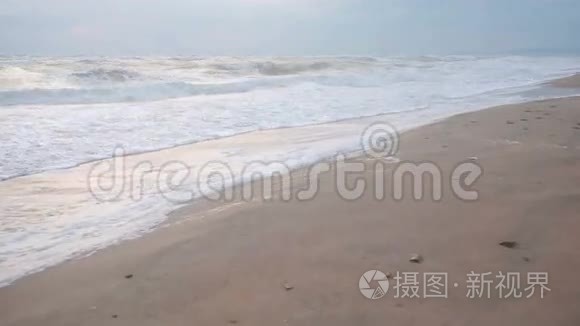 海岸风暴中的巨浪