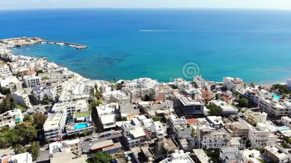 蓝色地中海和希腊度假城镇克里特岛的空中全景