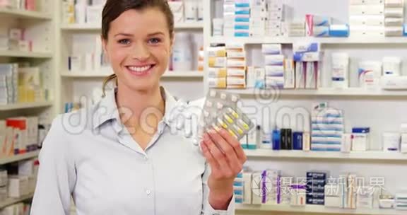 微笑的药剂师在药房展示药物视频