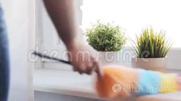 家里有清洁工打扫窗台的女人