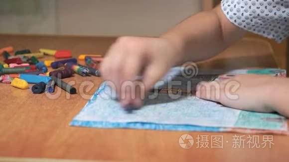 幼儿用粉笔和铅笔绘画视频