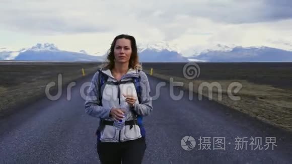 旅行搭便车的女人在路上行走视频