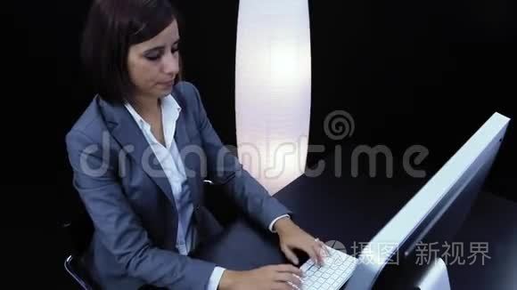 女人在电脑前工作并出示卡片视频