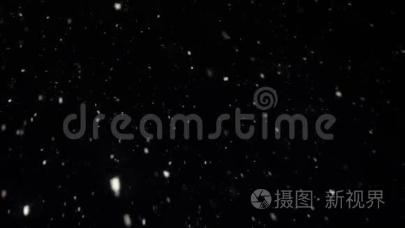 模糊的雪粒在夜间落下来缓慢的运动视频留下灯光