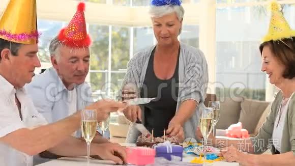 退休朋友庆祝生日视频